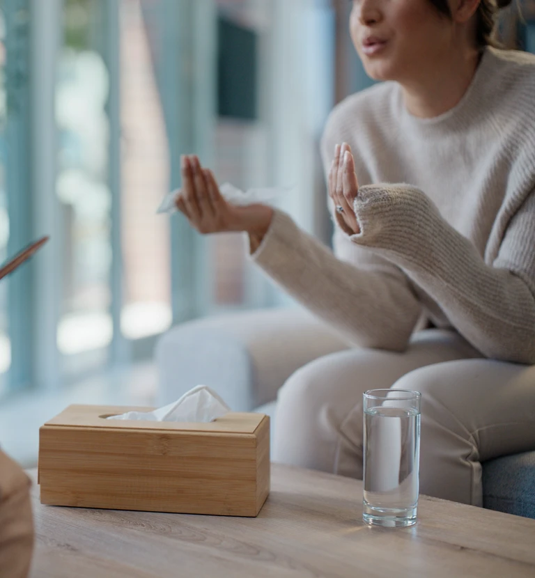 kobieta w&nbsp;kremowym swetrze