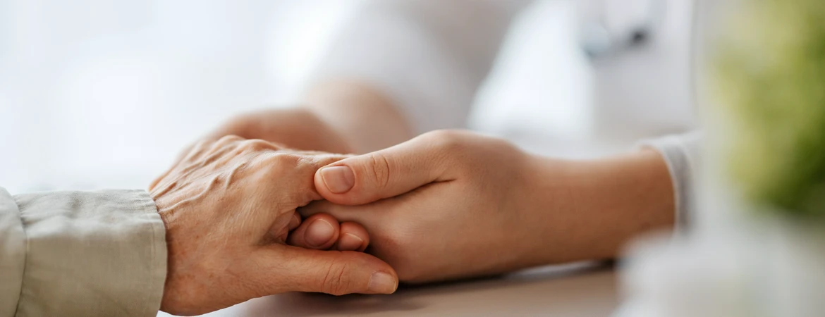 trzymające&nbsp;się dłonie