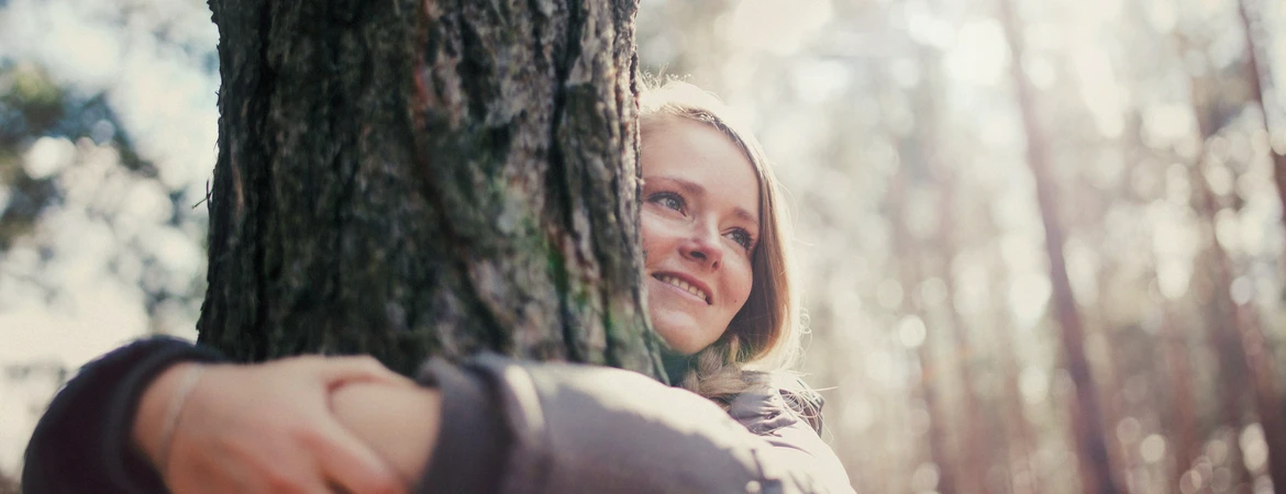 kobieta przytulająca drzewo
